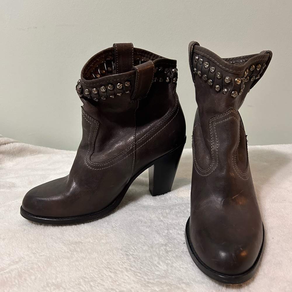 Frye women’s 7.5B Jenny cut studded short brown ankle leather boots boots